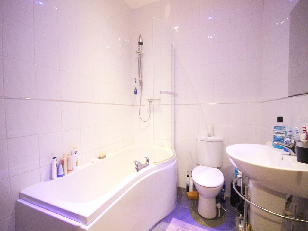 2 bedroom apartment To Let in Colne - IMG_3174.jpg
